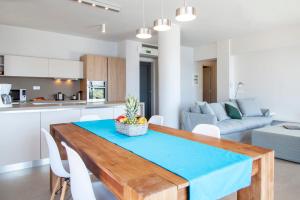 uma cozinha e sala de estar com mesa e cadeiras em VILLAS MIRO - Luxury Villas with Direct Sea Access for 14 people em Sivota
