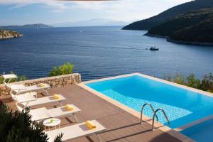 Villa Kalamos - Modern Villa in Sivota Bay with Direct Access to Sea veya yakınında bir havuz manzarası