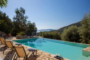 Bazén v ubytování Villa Cristina - Charming Villa with Stone and Wood Elements in Sivota Bay nebo v jeho okolí