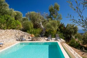 Bazén v ubytovaní Villa Cristina - Charming Villa with Stone and Wood Elements in Sivota Bay alebo v jeho blízkosti
