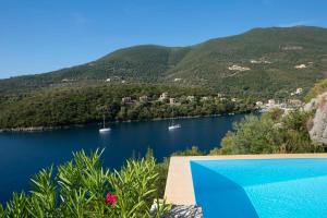 Villa Kalamos - Modern Villa in Sivota Bay with Direct Access to Sea tesisinde veya buraya yakın yüzme havuzu