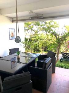 una sala da pranzo con tavolo e sedie in vetro di The Albufeira Concierge - Moinho Pool & Gardens ad Albufeira
