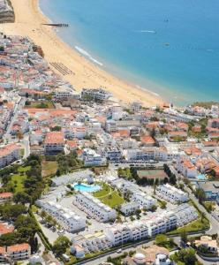- une vue aérienne sur un complexe avec une plage dans l'établissement The Albufeira Concierge - Moinho Pool & Gardens, à Albufeira