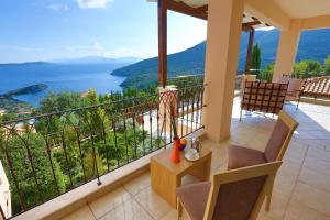 Elle comprend un balcon offrant une vue sur l'océan. dans l'établissement Villa Auriga - Spacious Villa with Magnificent Sea View, à Sývota