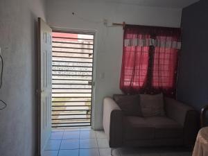 - un salon avec un canapé et une fenêtre dans l'établissement PARAISO EN PUNTA DIAMANTE, VISTA AL VOLCAN, VILLA DE ALVAREZ,COL, 