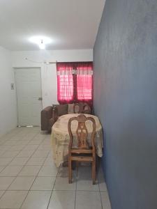 1 dormitorio con 1 cama y 1 silla en una habitación en PARAISO EN PUNTA DIAMANTE, VISTA AL VOLCAN, VILLA DE ALVAREZ,COL, 