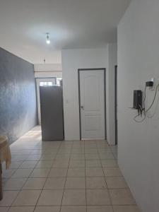 une chambre vide avec une porte et du carrelage dans l'établissement PARAISO EN PUNTA DIAMANTE, VISTA AL VOLCAN, VILLA DE ALVAREZ,COL, 