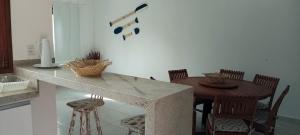 een keuken met een aanrecht en een tafel met stoelen bij Cafofo Prea in Cruz