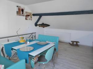 una mesa azul y sillas en una habitación en Apartment am Elberadweg, en Damnatz