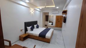 Postel nebo postele na pokoji v ubytování Hotel The Grand Jashi Residency