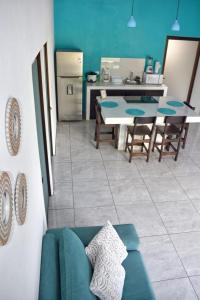 uma sala de estar com um sofá e uma cozinha em Cahuita Apartment by Angie em Cahuita