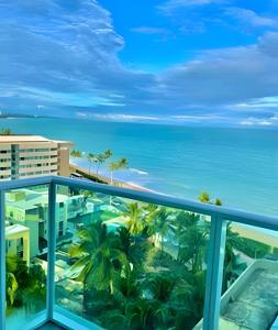 - une vue sur l'océan depuis le balcon d'un complexe dans l'établissement Studios Premium RN, à Maceió