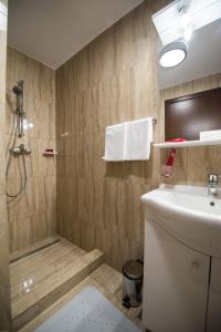 a bathroom with a shower and a sink at Sara Boutique Hotel - Laurette Due in Mamaia
