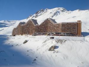 un hotel en la nieve con una montaña en el fondo en Studio La Mongie, 1 pièce, 4 personnes - FR-1-404-62, en La Mongie