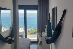 een kamer met een slaapkamer met uitzicht op de oceaan bij New! Luxury Boutique Villa Fay, heated Pool, Jacuzzi, Seaview near Split and Omis in Dugi Rat