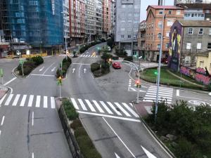 eine leere Straße in einer Stadt mit hohen Gebäuden in der Unterkunft Piso amplio en Vigo con parking in Vigo