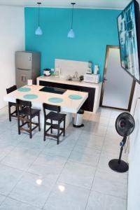 une cuisine avec une table et des chaises dans l'établissement Cahuita Apartment by Angie, à Cahuita