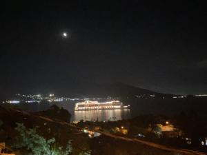 - une vue sur une grande étendue d'eau la nuit dans l'établissement Casas No Centro Histórico (vila), à Ilhabela