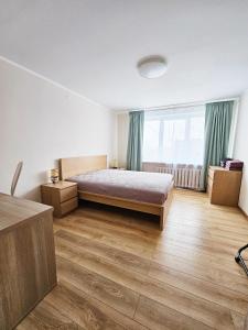 Een bed of bedden in een kamer bij UrboRent 2 kambarių butas Anykščiuose 2 rooms apartment