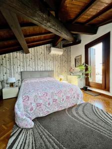 a bedroom with a bed with a pink blanket and a rug at attico ARENA,200mq[NETFLIX-WIFI-AIR CONDITIONING] in Verona