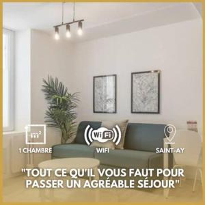 uma sala de estar com um sofá verde num quarto em Charme de Loire à St Ay *T2* em Saint-Ay