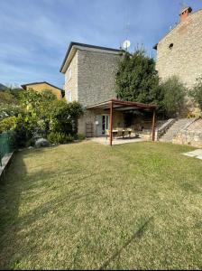 una casa con un gran patio delante de ella en Ca Paradiso, en Caprino Veronese