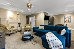 sala de estar con sofá azul y mesa en Mayfair Apartment with Private Terrace!, en Londres