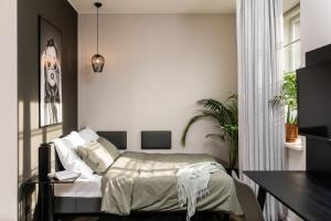 Ένα ή περισσότερα κρεβάτια σε δωμάτιο στο MILESTONE Krakow Center Urban Living +35 φωτογραφίες