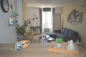 een woonkamer met een bank en een tafel bij La moliere de l opéra - Vieux Port in Marseille