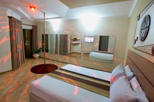 Zimmer mit einem Bett und einem Spiegel in der Unterkunft Motel Haraam in Araraquara