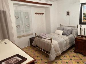 Un dormitorio con una cama y una ventana con corazones en la pared. en Casa del nano, en Valdepeñas de Jaén
