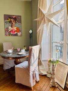 a dining room with a table and a star at Au 16 Place Saint Louis in Blois