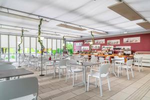 Reštaurácia alebo iné gastronomické zariadenie v ubytovaní Domino Suite Hotel & Residence