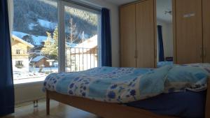 um quarto com uma cama e uma grande janela em Colrosa Berendsen Top 7 em Brand