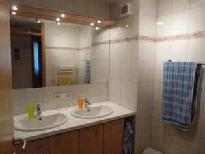 ein Badezimmer mit 2 Waschbecken und einem Spiegel in der Unterkunft Colrosa Berendsen Top 7 in Brand