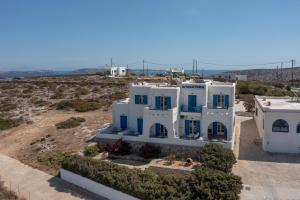 una vista aérea de una casa blanca con ventanas azules en Agnantema, en Iraklia