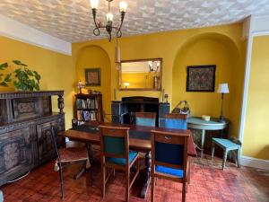 comedor con mesa de madera y sillas en Tintern Old Rectory, en Tintern