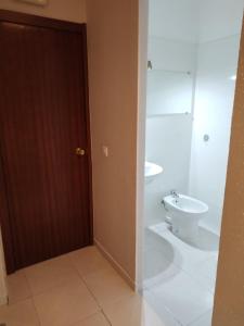 een badkamer met een toilet en een wastafel bij Pensión A&E in Manises