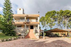 ein großes Haus mit einer Treppe davor in der Unterkunft Villa Entrenaranjos in Picassent
