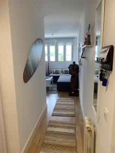 - un couloir avec une chambre dotée d'un lit et d'un miroir dans l'établissement Vistas al mar, amplia terraza y garaje, à Miengo