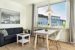 een woonkamer met een bank en een tafel bij Ferienwohnung Kieler Altstadt in Kiel
