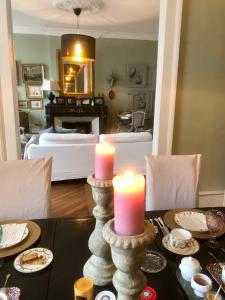 une salle à manger avec deux bougies sur une table dans l'établissement Au 16 Place Saint Louis, à Blois