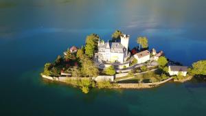 an island with a castle in the middle of the water at Les Platanes in Duingt