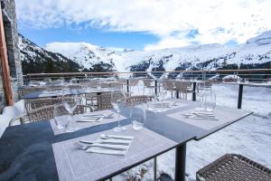 フレーヌにあるBelambra Clubs Flaine Panoramaの山頂のワイングラス付きテーブル