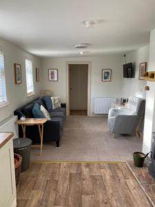ein Wohnzimmer mit Sofa und Tisch in der Unterkunft Joe’s Cottage in Tynan