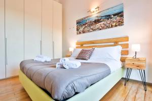 ein Schlafzimmer mit einem Bett mit Handtüchern darauf in der Unterkunft Terrazza Concordia Amazing View in Neapel
