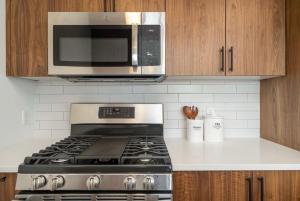 a kitchen with a stove and a microwave at Cozy apt with great city view in Union City