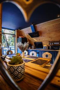 uma vista para uma cozinha com uma mesa e balcões azuis em Black Chalet em Vartop