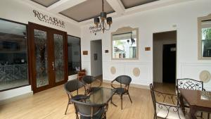 Hotel Patrimonial by Greenfield في غواياكيل: غرفة طعام مع طاولة وكراسي زجاجية