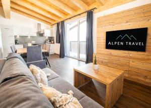 - un salon avec un canapé et une table dans l'établissement Haus Tauernblick Katschberg by AlpenTravel, à Katschberghöhe
